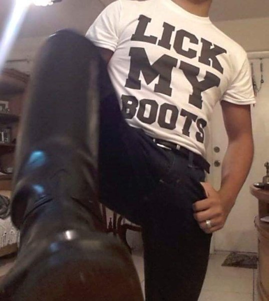 BootMasterNL's tweet photo. Best way for a boy looking up to me 😈 and love the tshirt and boots as well #bootsrule https://t.co/adiATCiTmx