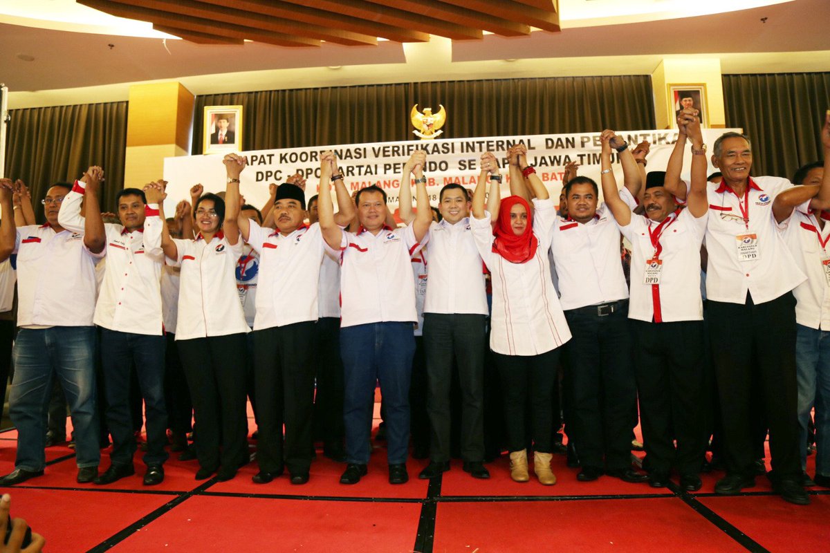 Hary_Tanoe's tweet photo. Bersama para pengurus DPC-DPC se Dapil 5 Jawa Timur. Malang, Senin 18/1/2016 https://t.co/S6WR8yCxYm