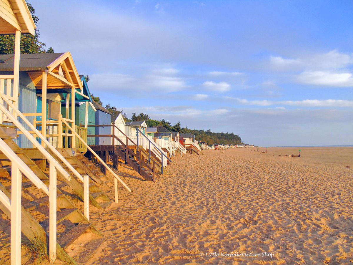 NorfolkPicShop's tweet photo. It might be too cold for a swim today!  Beach Huts, Wells Next The Sea. #norfolk #photo https://t.co/43bYxcPuXj https://t.co/zEntvGvAjv