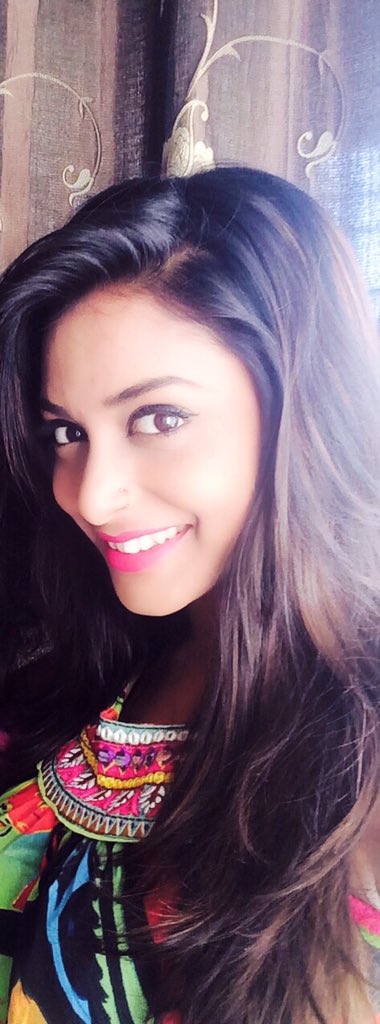 My lovelies m back .. Certainly with a new account..Now we can have r never ending chat sessions 😍😘😘😂 missed u all