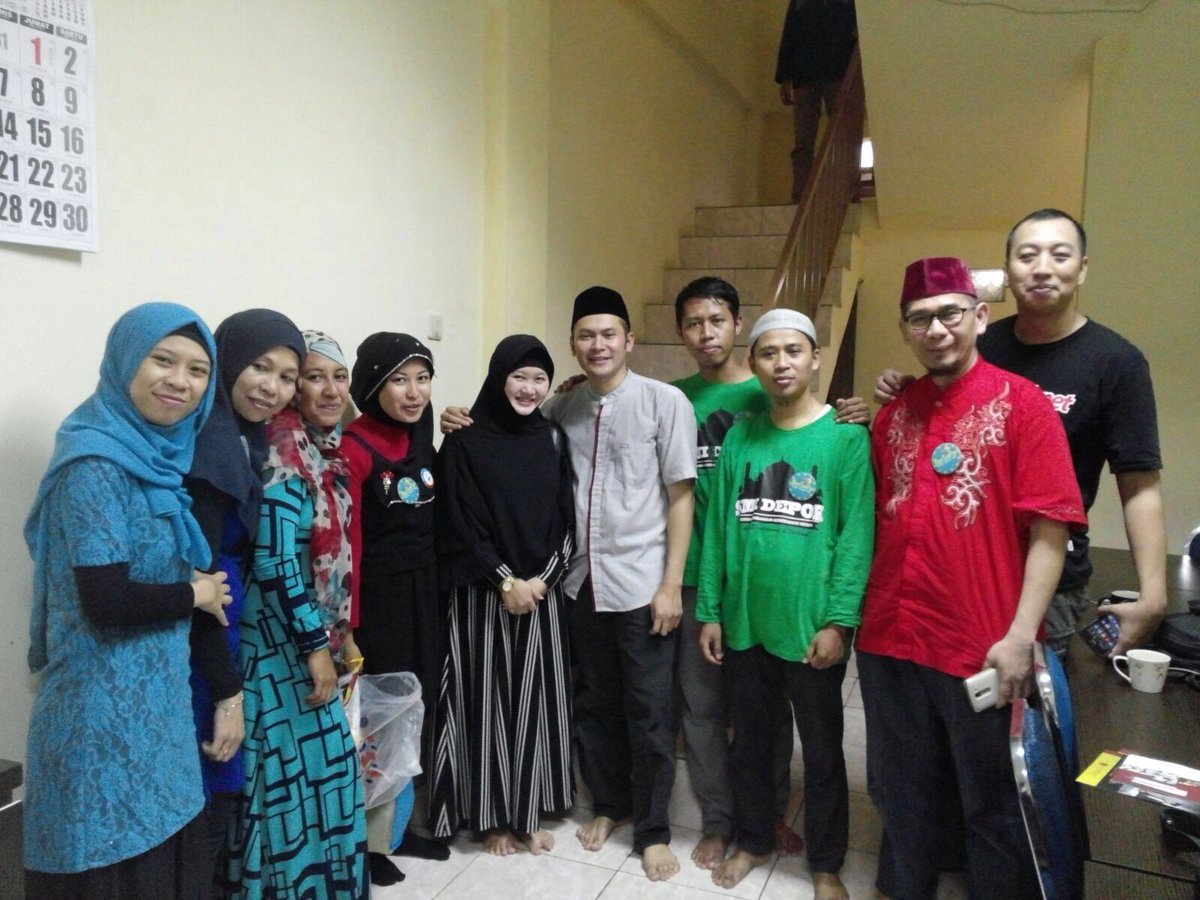 smidepok's tweet photo. Panitia dan ust anwarsani dari #daqu #selamatmorningindonesia #smidepok #depok cc @Yusuf_Mansur https://t.co/JU8tc5BUE9