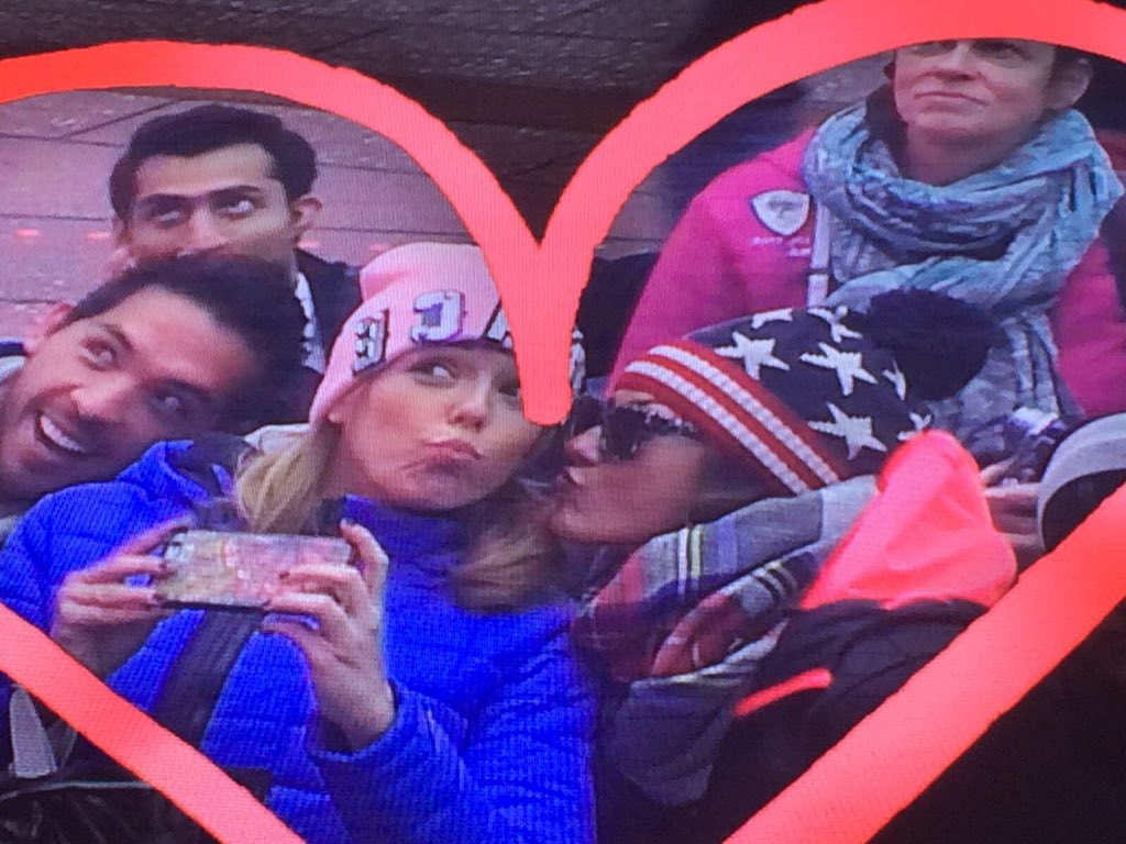 Mickycapriccio's tweet photo. #LOVEISON #REVLON #TIMESSQUARE 💋❤️ https://t.co/1fA8KTZUna