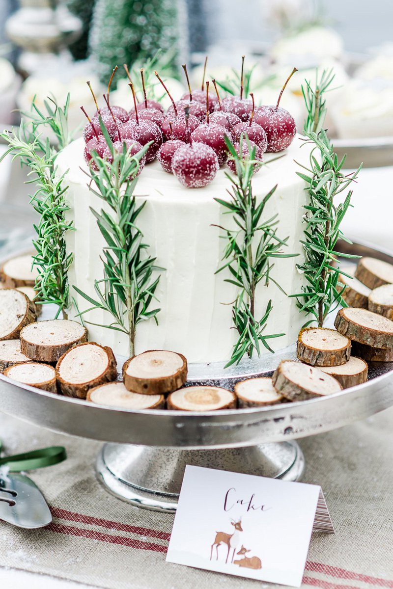 How beautiful is this #weddingcake by <a href="/SugarlipsCakes/">Sugarlips Cakes</a>?styleandthebride.co.uk/magical-winter… #winter #wedding #cakes