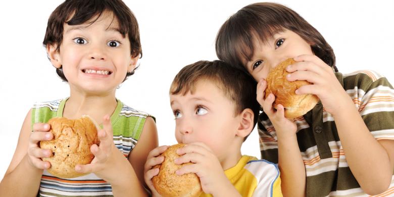 Terlalu Sering Makan Fast Food, Ternyata Bisa Membuat Kecerdasan Anak Turun - AnekaNews.net