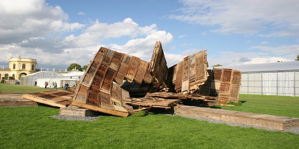 Ai Weiweis Skulptur template wurde trotz ihres Zusammenbruchs weiterhin ausgestellt #kasselfakten (kat) @aiww https://t.co/v0vvXDqLHZ