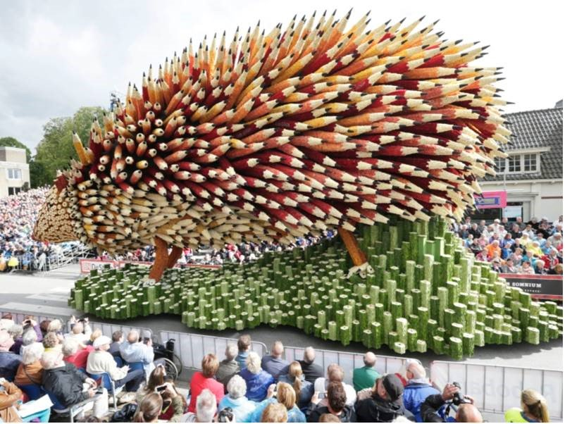 Corso Zundert parades Giant hedgehog made with floral pencils. #parade #pencil #stationery