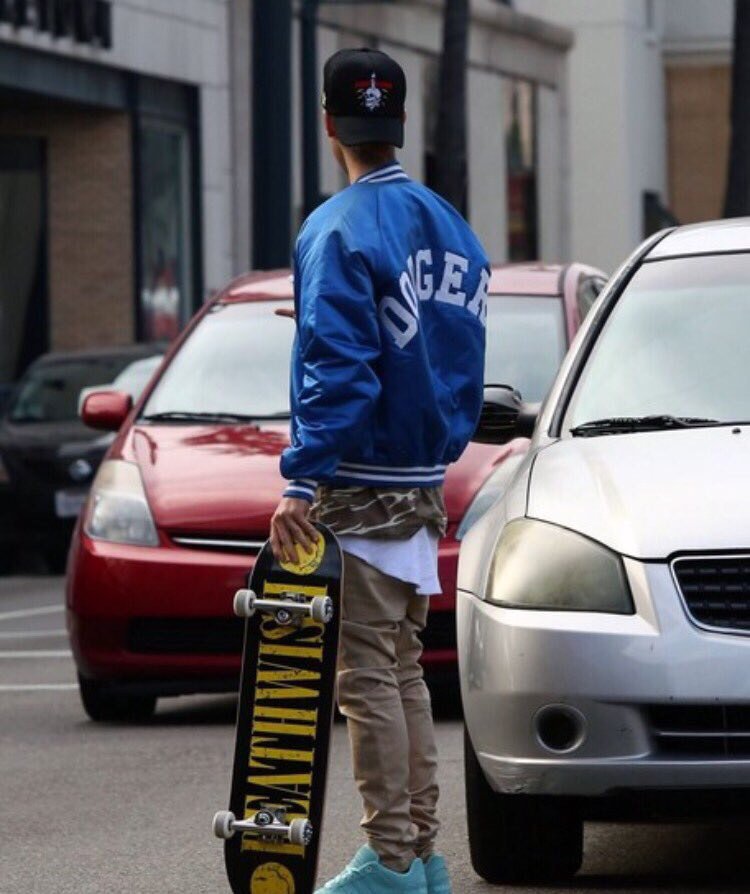 jbieb1st's tweet photo. 10 มค.นี้ จัสตินมาเล่นสเก็ตบอร์ดที่ Beverly Hills รัฐ California ครับ https://t.co/uE6hwWM8mu