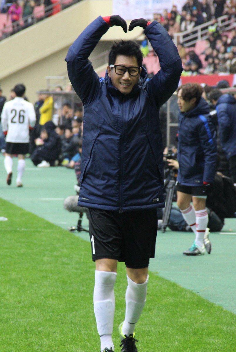 JSJTWSunflower's tweet photo. 160110 RM in Shanghai
2016 ASIAN SMILE CUP 
CR 金钟国的丈母娘 
VIA 对我好一点_ https://t.co/wuh3a5PlG2