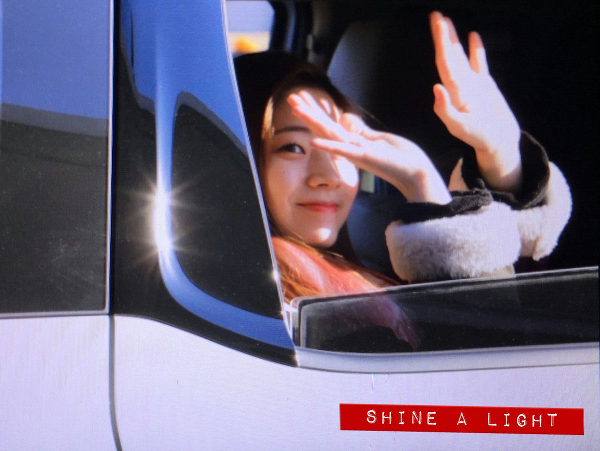 kimdahyun_kr's tweet photo. 160111 김포공항 입국 #트와이스 #다현
아장아장 걷는 김다현 어린이 (?) 😍😍 https://t.co/4HaHvOBvWI