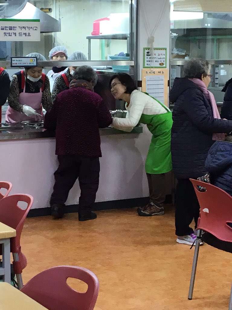 jnkim517's tweet photo. 진관동 서울시립은평노인종합복지관에서 어르신들께 따뜻한 점심식사를 나눠드리고 있습니다. 맛있게 드시고 항상 건강하세요! https://t.co/RTmd53SyBj