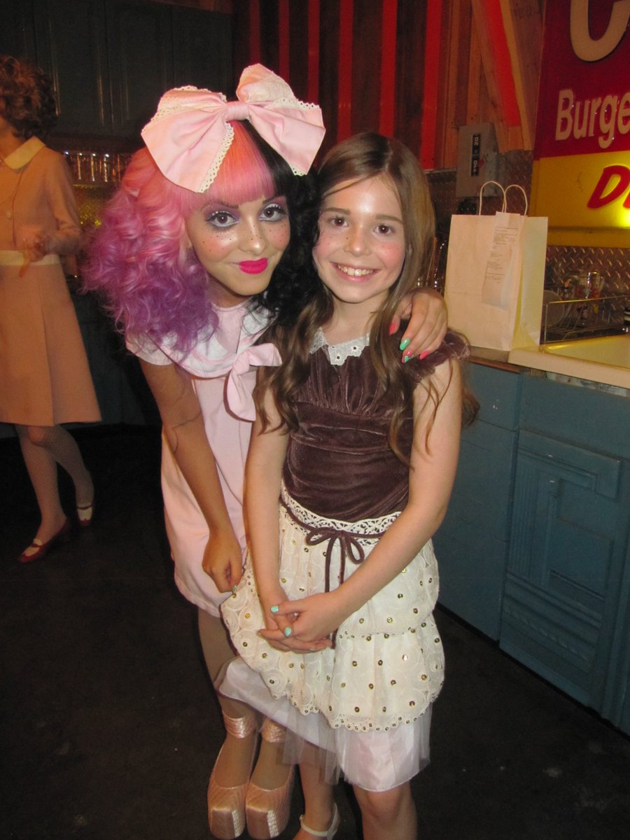 Jessica Cherniak On Twitter Elif Twaimz Jessica With Melanie Martinez Behind The Scenes In Music Video Dollhouse Https T Co Ru6oradbur - dollhouse melanie martinez roblox id code