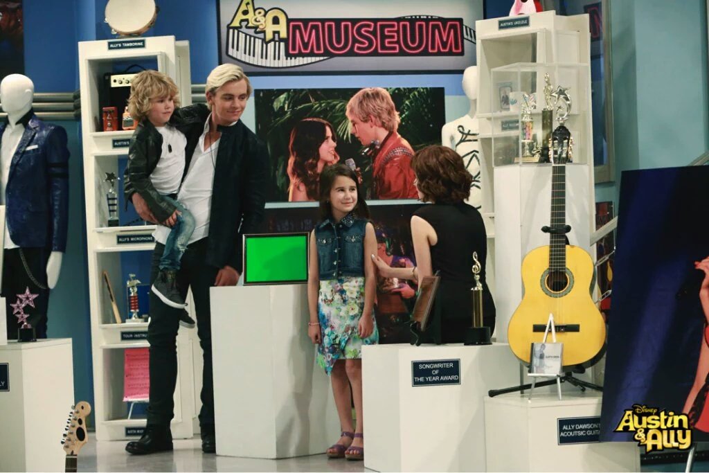 Austin looks so cuutteee!!