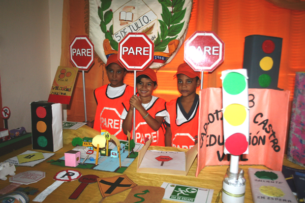 Escolares de #Falcón mostraron trabajos sobre seguridad vial. goo.gl/UyOrSo