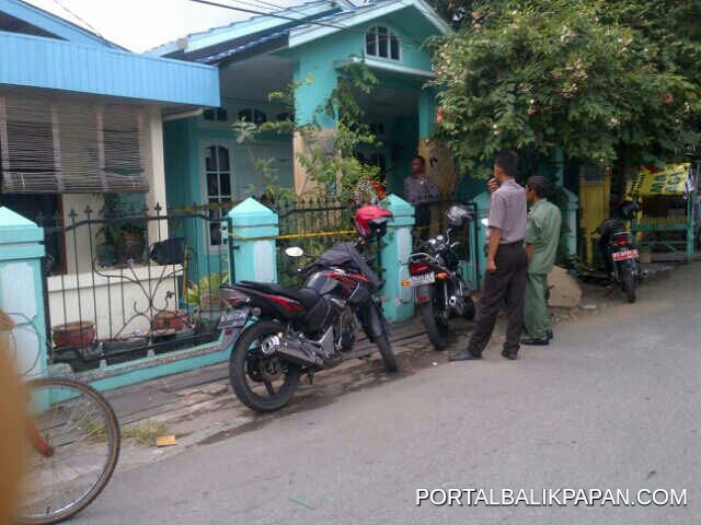 Sikon 10.15 | Aparat masih melakukan penjagaan ketat di rumah tersangka pembunuhan di Sepaku, Foto: <a href="/awismenunggu/">Balikpapan Tercinta</a>