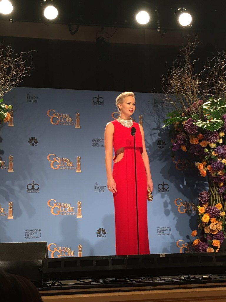 Beccamford's tweet photo. A reporter started "I have a questions from the fans..." And Jennifer Lawrence immediately said "I'd choose Peeta." https://t.co/oLPmSfyRQ3