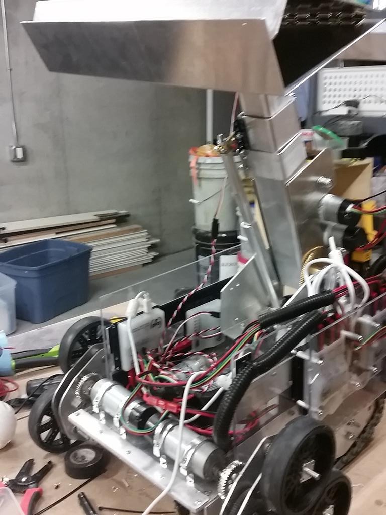 PiratesOfTheGI's tweet image. The fountain of wires has stopped now to fix up the puddle of wires #omgrobots #GIRobots
