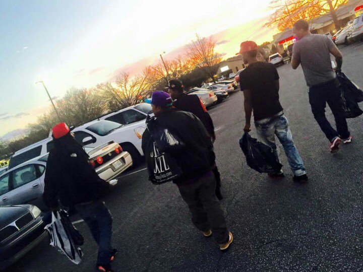 YoungTev_BL's tweet photo. Roger That Video Komin Soon Ft Kash! 💵💵💵💵 #LLBL® #LayLowGang #BlackLyfe✊ https://t.co/ktiee9rH6L