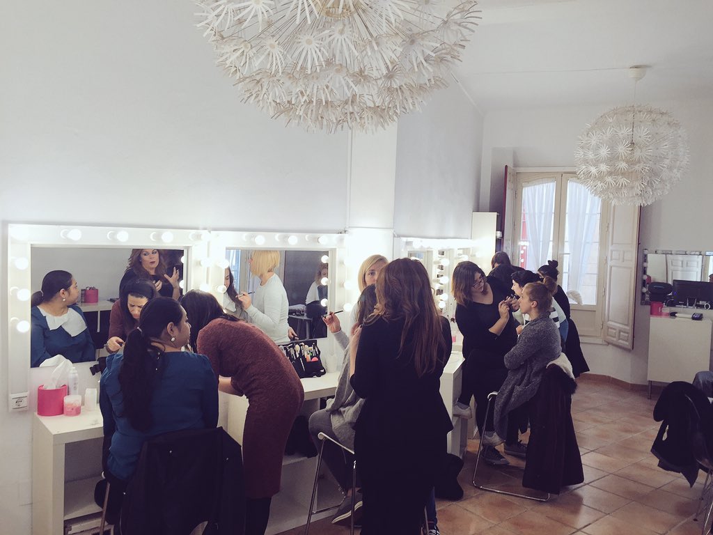 Y de nuevo Lunes! Volvemos con más energía y motivación para coger las brochas! 
Comienzan las clases de repaso!