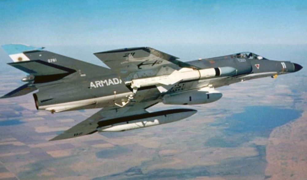 航空機解説bot A Twitter シュペルエタンダール フランス ダッソー社が開発した艦上攻撃機 フランス海軍とアルゼンチン海軍が採用 アルゼンチン海軍のこの機体はフォークランド紛争時 エグゾセ対艦ミサイルを使用しイギリス艦隊の艦船を数隻撃沈させるなど苦しめた