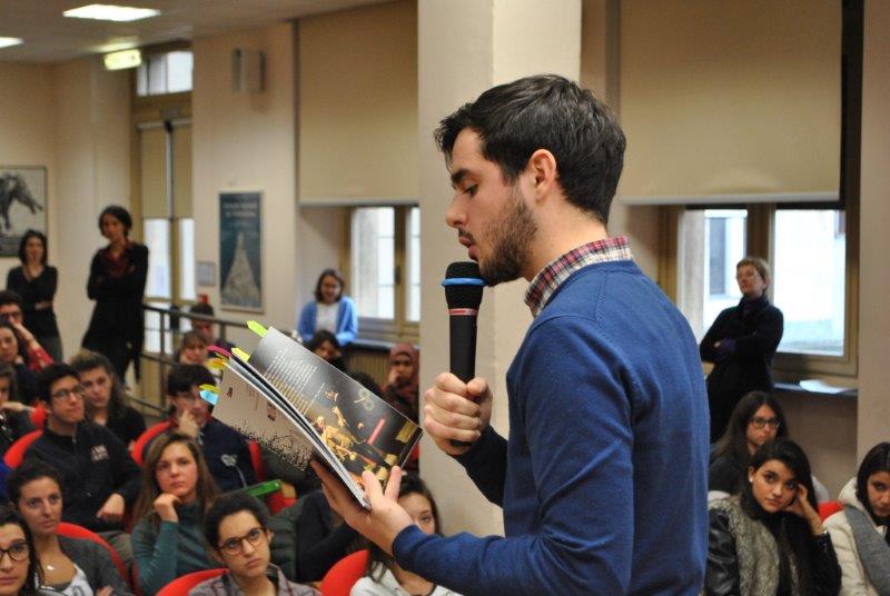 L'attore Luca Pecora ex allievo del <a href="/LiceoBottaIvrea/">Liceo Botta Ivrea</a> Il mito Olivetti agli studenti recitando.