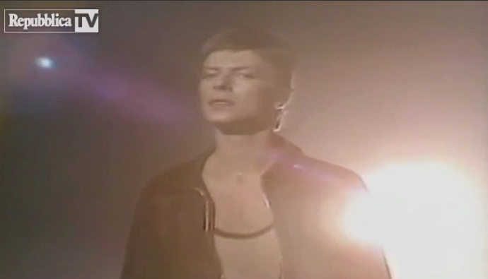 E' morto #DavidBowie, decenni di successi: Heroes [VIDEO]  larep.it/1RFa1h7