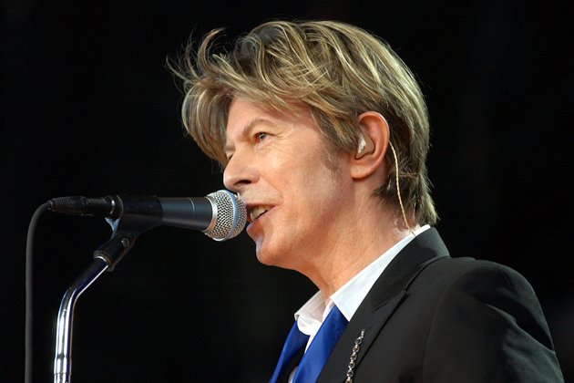 #DavidBowie dies after 18-month battle with cancer: yhoo.it/1VYsxli