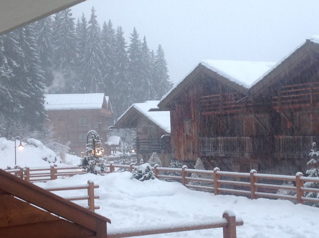 rich32egan's tweet photo. It's lumping it down in the village, what's it like at the top? I'll let you know later. #eswinter #Verbier https://t.co/8CEhmfcAcq