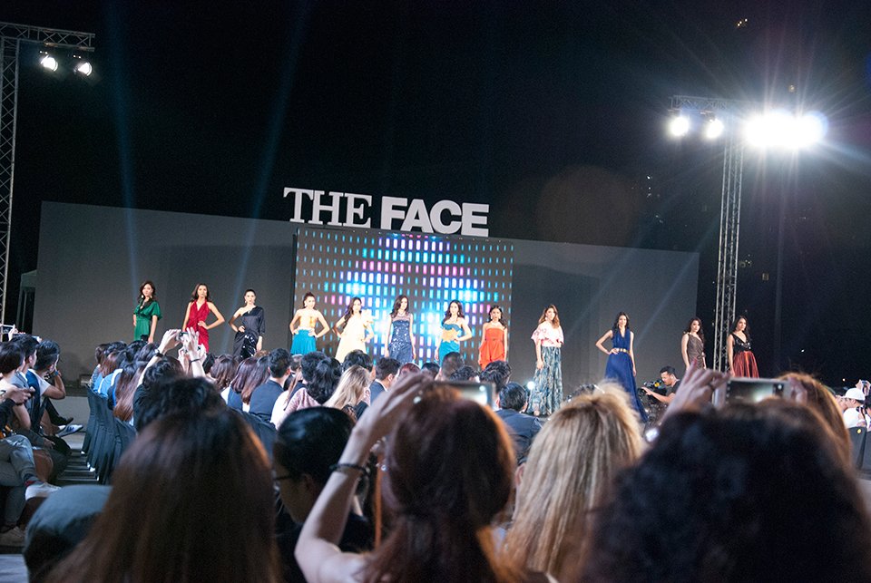 sapparotdotco's tweet image. เก็บตกภาพบรรยากาศรอบ Final Walk ของ #TheFaceThailandSeason2 krungthep.coconuts.co/2016/01/11/fin… #cocokt #FinalWalk