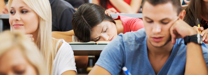 Leidt weinig slaap echt tot slechtere studieprestaties? ow.ly/WSLxA