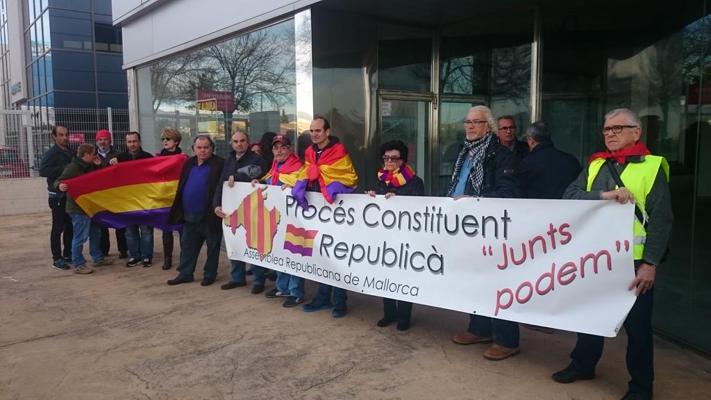 BaltiPicornell's tweet photo. Recolçant les meves companyes i companys a la concentració als jutjats provisionals judici cas NOÓS. https://t.co/4SWwuuSefB