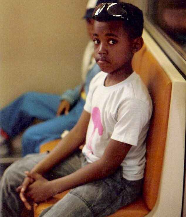 yeezyboosts's tweet photo. WHEN YOU SEE SOMEONE WEARING FAKE YEEZYS https://t.co/XRPnEFdsgm