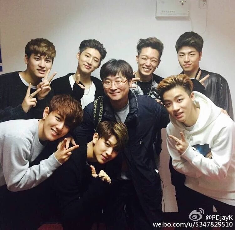[PHOTO] #iKON with the producer/director of Running Man when they were in China. v: WINKONUSA