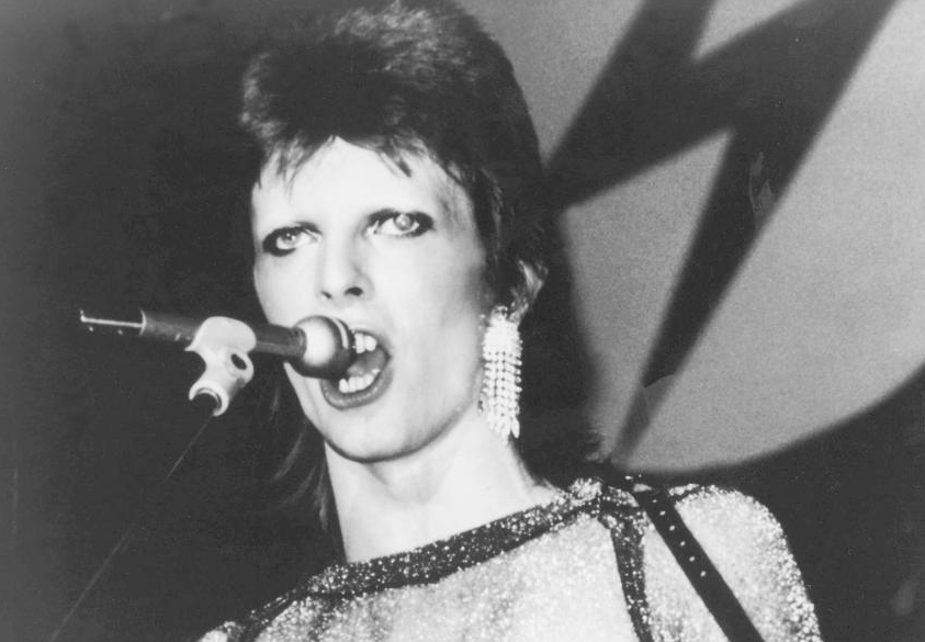 Radio105's tweet photo. La notizia che non avremmo mai voluto leggere. Ci Lascia il Duca Bianco. #DavidBowie https://t.co/X39f0hlw7t #RIP https://t.co/GEDUIlGGvx