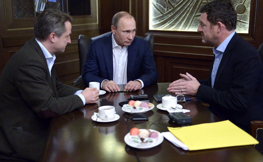 dimsmirnov175's tweet photo. Десерт Путина - это вам не печеньки Нуланд: президент угощал журналистов Bild макарунами https://t.co/GVQGHWzljh