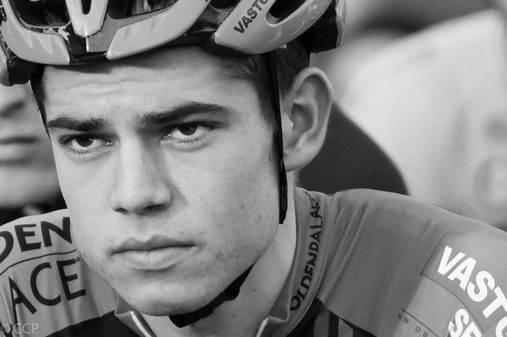CelineGeys's tweet photo. @WoutvanAert proficiat met je bk trui! Een echte held in het veld! 🚲 #held #cyclocross #genieten #cx #bkLille https://t.co/wxwg4XtFtG