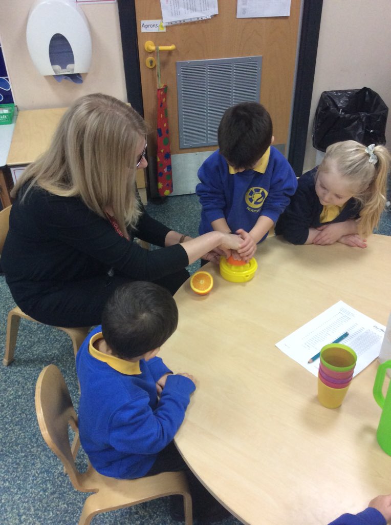 BDP_EYFS's tweet photo. Can orange juice get any fresher? #squeezingoranges @bentondeneprim https://t.co/mMdyGRrxM5