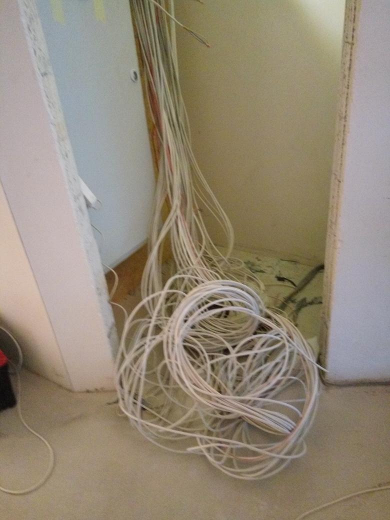 swithc_com's tweet photo. Beginning of a lovely #structuralcabling #liveinstall week in another #smarthome :) https://t.co/WgUu27bnVX