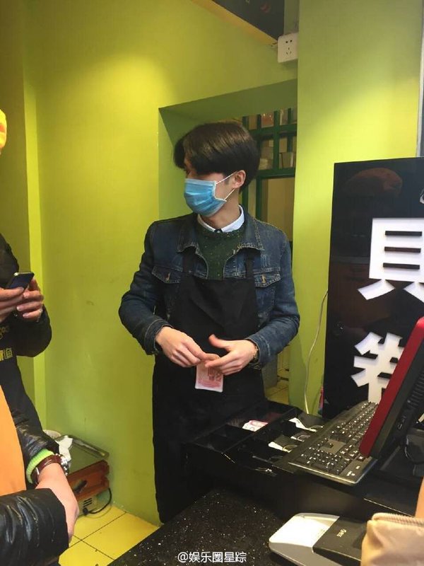 ChanHomeTH's tweet photo. [แฟนแอค] เจ้าของแอคบอกว่า มีคนจำนวนมากไปที่ร้านนี้เพื่อมองหาผู้ชายที่ดูคล้ายกับเซฮุน&amp;รูปของเขาตอนถอดแมส
via.mydeeryo https://t.co/uM7dQIuo3X