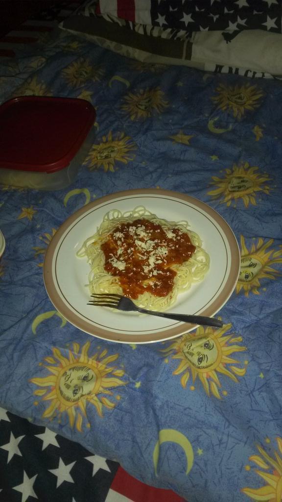 cuman sphageti sih . tpi special karna kmu yg bikinin 😘😘