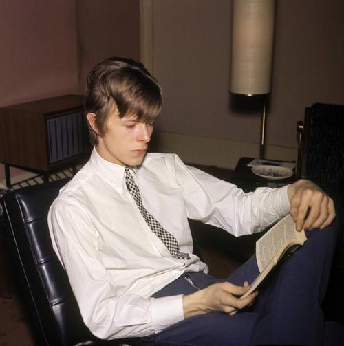 penguinlibros's tweet photo. El mundo entero llora a David Bowie. Estos eran sus 100 libros favoritos https://t.co/3eXmsI5cUB en @CulturaColectiv https://t.co/7lmIVrdy9B