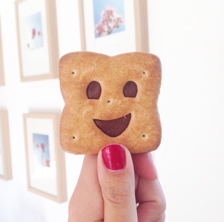 MiammiamBox's tweet photo. Smile Everyday πππ«π· #biscuits #box #delicious #frenchexpat #frenchtreats #frenchbiscuit #miammiam #joinMMBox #bn https://t.co/xDRmv07vvE