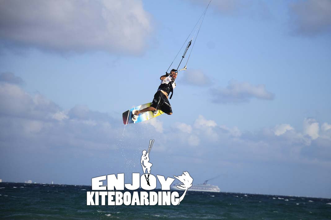 EKiteboarding's tweet photo. #halloween2015 #flyingkite!! https://t.co/ITITmVvLyb