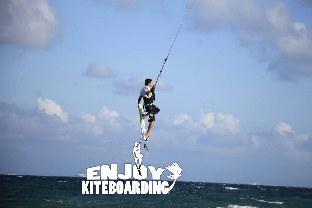 EKiteboarding's tweet photo. #halloween2015 #flyingkite!! https://t.co/ITITmVvLyb
