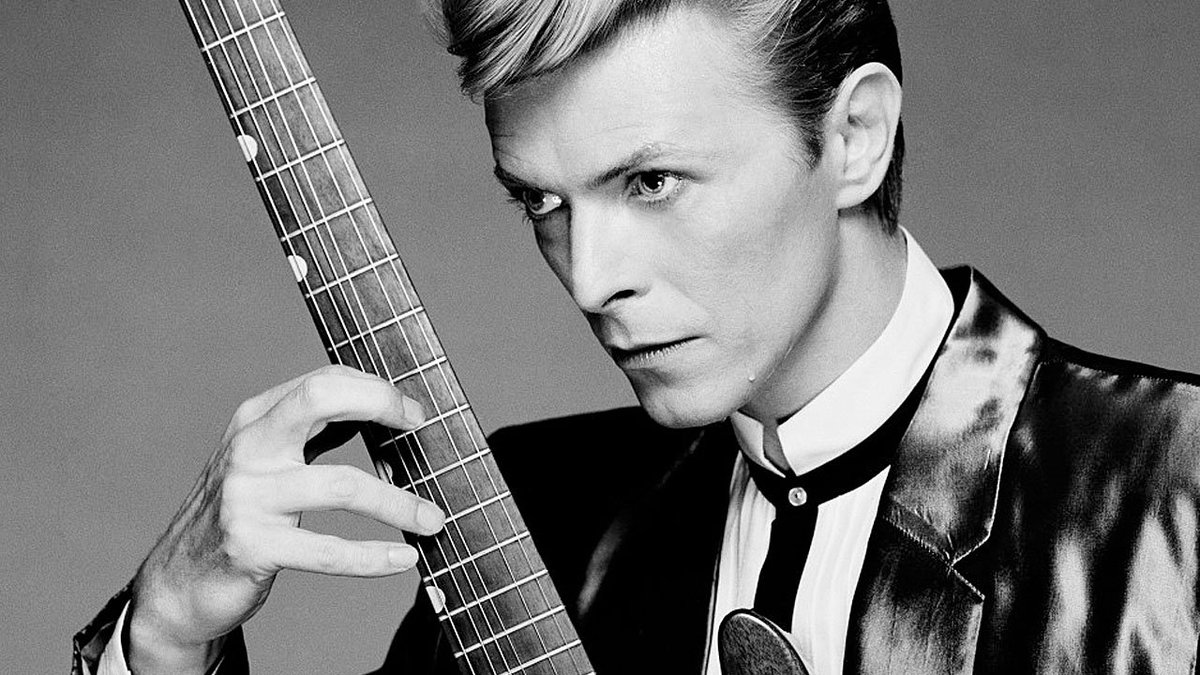 GuitarWorld's tweet photo. RIP David Bowie, Dead at 69 https://t.co/MuUP2dD08z #DavidBowie #Bowie https://t.co/KE9oKDprhr