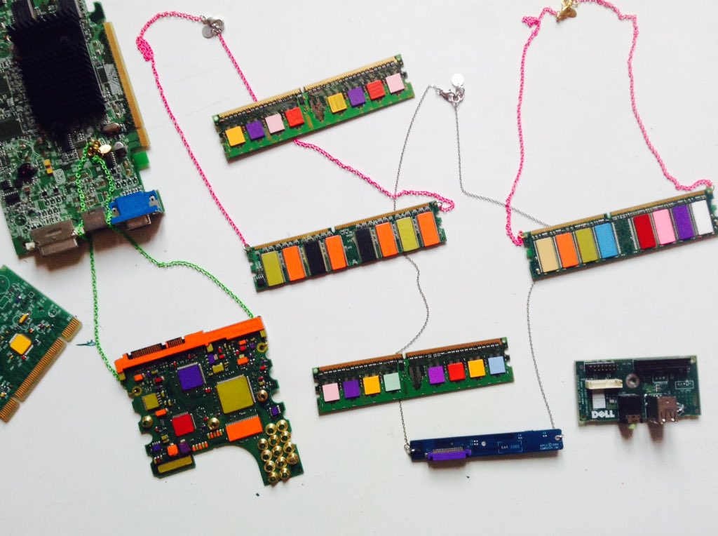 MmeChatParis's tweet photo. L'électronique devient un bijou unique. @AppStore @Dell #bijoux #MadameChat #upcycling #eco #ecosysteme #creation https://t.co/c3QTUV7oup