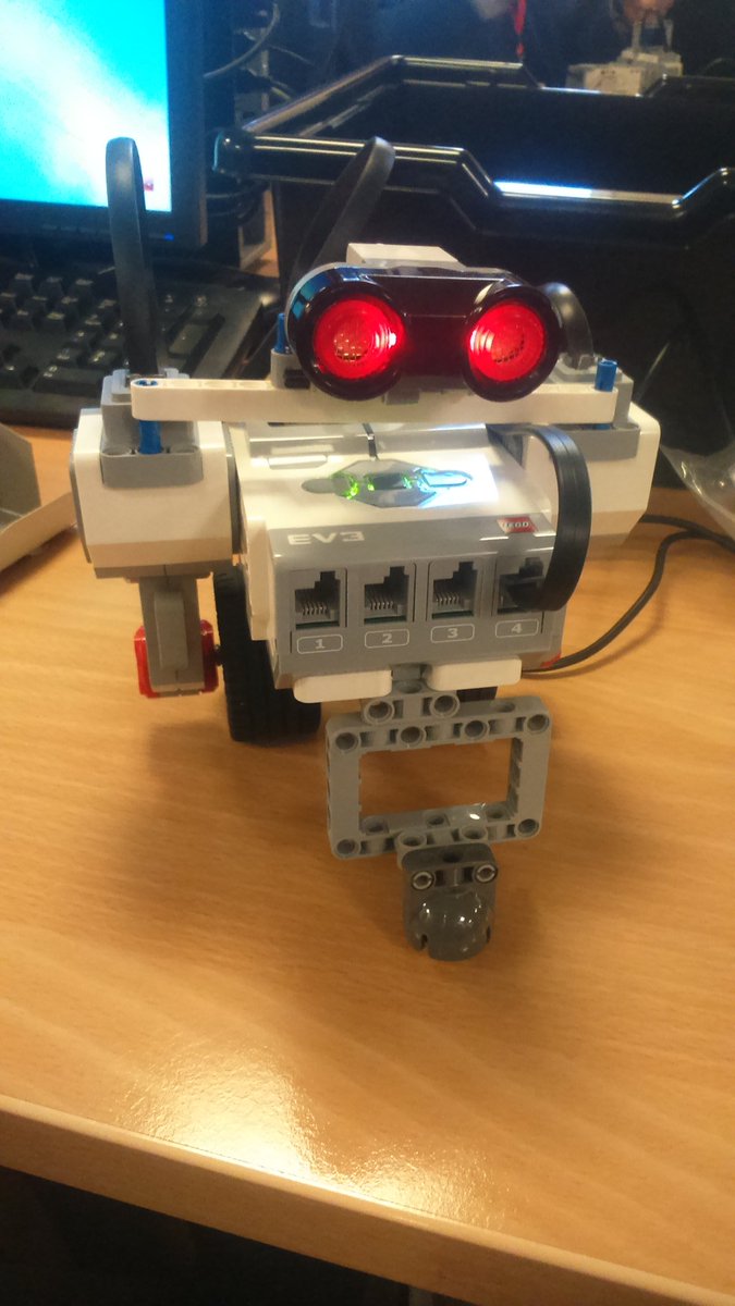 HalewoodSTEM's tweet photo. Robotics teacher training! @MerseySTEM @Tomorrows_Eng @LEGOeducationUK https://t.co/GVGDNKPUeR