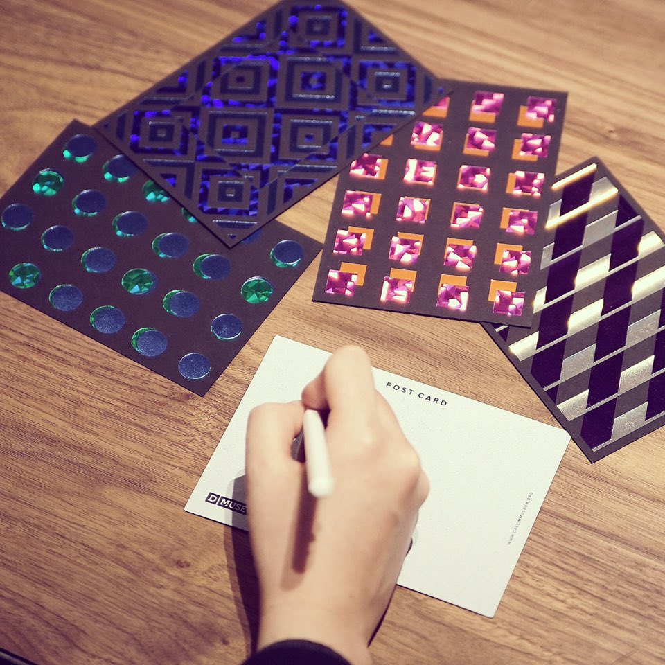 #디뮤지엄 at 한남동
다채로운 빛의 컬러에 담아 
눈부신 감동의 순간을 전하세요 :)

전시 스페셜 에디션 Post Card
*판매 장소: 디뮤지엄 M2층 뮤지엄샵