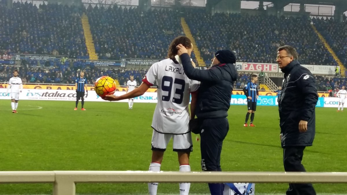 MediasetTgcom24's tweet image. #AtalantaGenoa vista a bordocampo tra mister, urla e freddo goo.gl/3cxlbv di @Sauro71  #pitchview #SerieA
