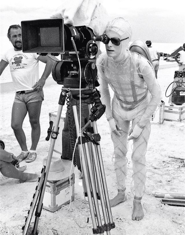 AsylumFeatures's tweet image. Asylum pays tribute to its beloved Bowie,with an otherworldly behind the scenes shot of 'The Man Who Fell to Earth'