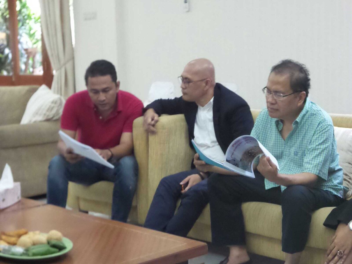 kurawa's tweet image. oh yah ini kenalin ketua SPJICT yang baju merah lagi "koordinasi" sama si anu wkwk.. makanya banyak pake akun anonim